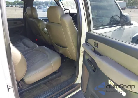 2001 Chevrolet Suburban 1500 Ls z USA, uszkodzony, nr VIN 3GNEC16T81G289220